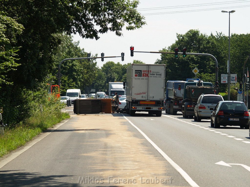 VU LKW Kehrmaschine Koeln Porz Gremberhoven Frankfurterstr - Ratherstr 35.JPG